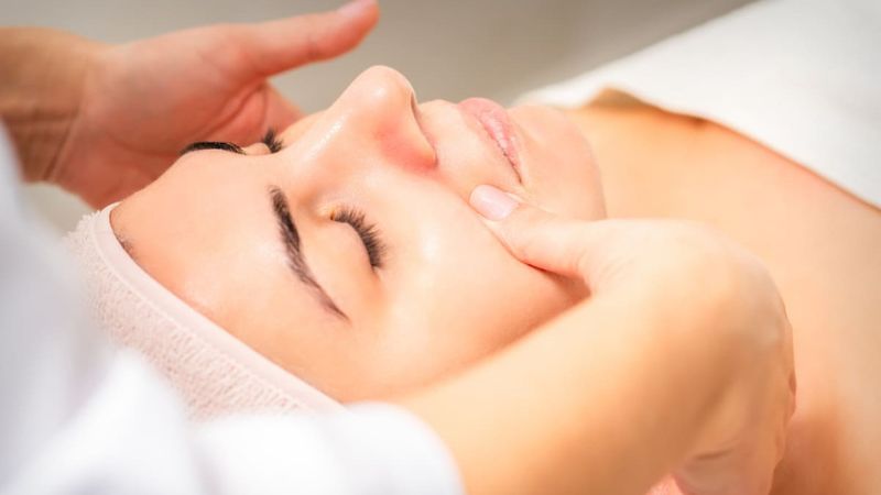Thực hiện massage da mặt và thư giãn cơ thể