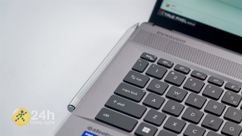 Bên trên khu vực bàn phím còn có dải loa lớn Bên trên khu vực bàn phím còn có dải loa lớn