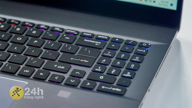 Bên dưới bàn phím còn có đèn nền RGB rất đẹp mắt Bên dưới bàn phím còn có đèn nền RGB rất đẹp mắt