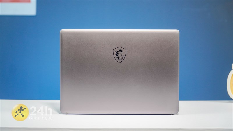 MSI CreatorPro Z16P được thiết kế theo phong cách tối giản nhưng vẫn tạo được cảm giác cao cấp, sang trọng khi nhìn vào MSI CreatorPro Z16P được thiết kế theo phong cách tối giản nhưng vẫn tạo được cảm giác cao cấp, sang trọng khi nhìn vào