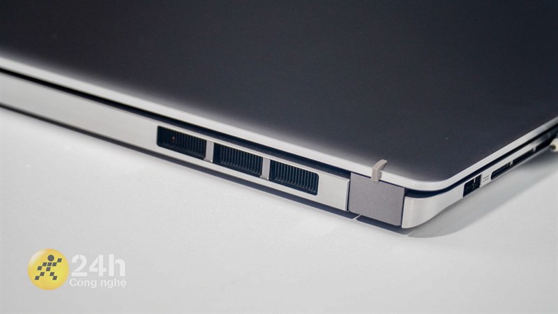 Bản lề của MSI CreatorPro Z16P được hoàn thiện chắc chắn và có thể gập 180 độ Bản lề của MSI CreatorPro Z16P được hoàn thiện chắc chắn và có thể gập 180 độ