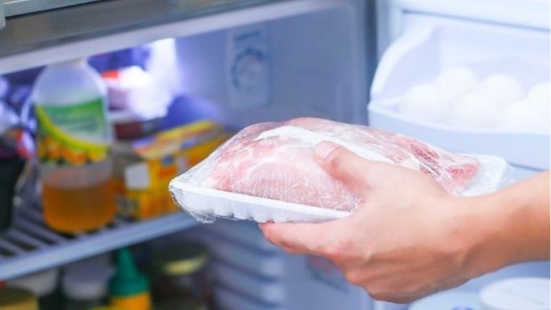The correct way to thaw meat