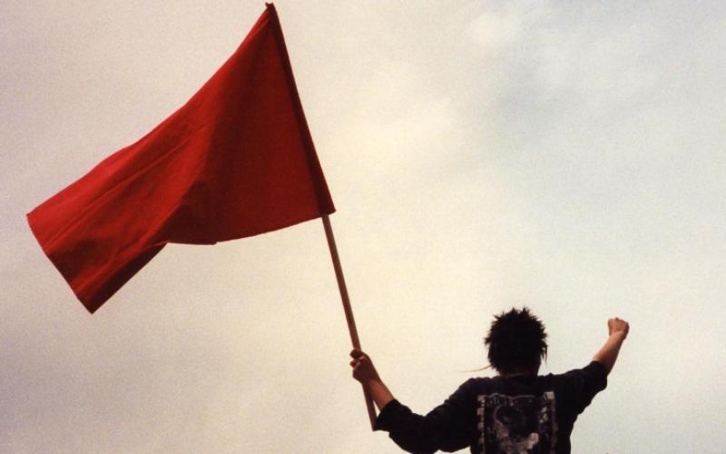 Dấu hiệu red flag trong tình yêu