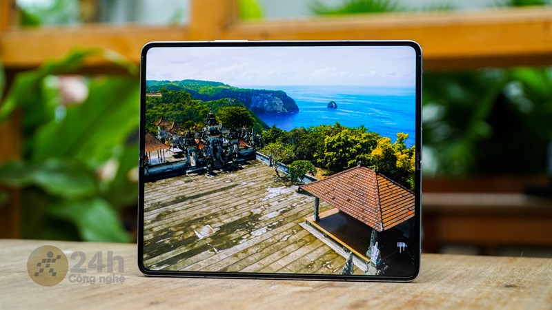 Camera ẩn của Galaxy Z Fold5 năm nay được làm mờ tốt giúp mang lại trải nghiệm sử dụng trọn vẹn hơn cho công việc cũng như giải trí.