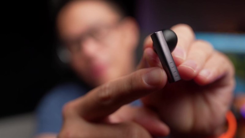 Tai nghe có dạng thanh với kích thước 34.2x 21.87 x 16.25 mm và nặng 5.4 gram mỗi tai.