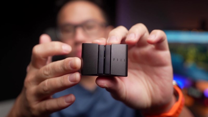 phần hộp sạc của thiết bị có dạng hình chữ nhật vuông vức với các góc cạnh phẳng và vuông vức.