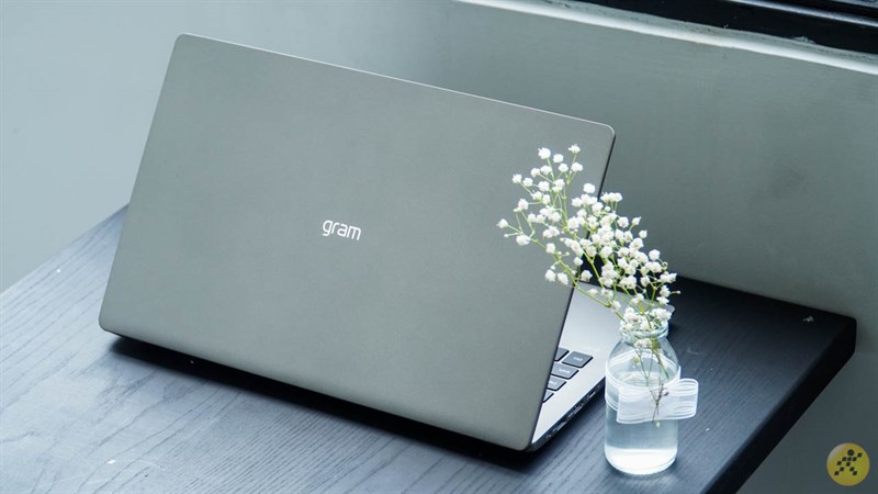 4. LG Gram 15 i5 - Laptop mỏng nhẹ hàng đầu, màn hình lớn cùng cấu hình ổn định