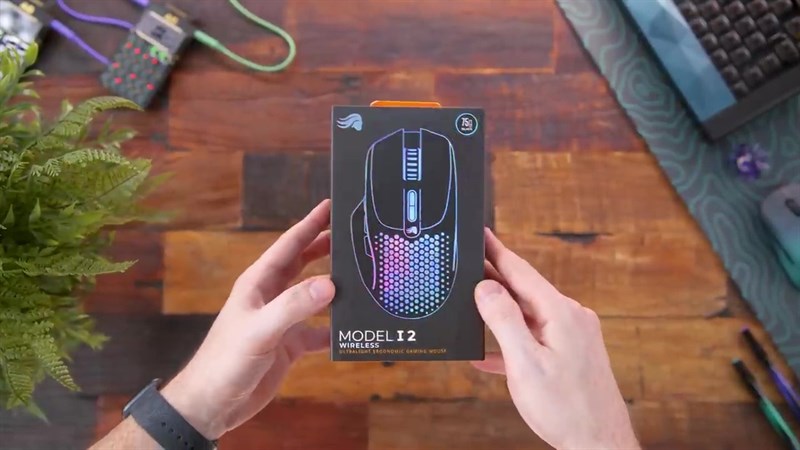 Hộp đựng của Glorious Model I 2 Wireless có thiết kế đẹp mắt với hình minh hoạ sản phẩm in màu gradient nổi bật ở mặt trước và cạnh bên.