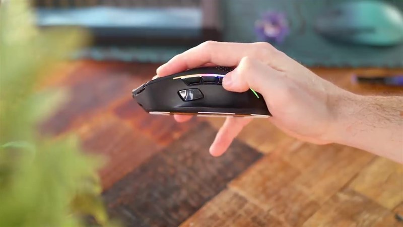 Model I 2 Wireless chỉ nặng 75g cho thấy sự chú trọng của nhà sản xuất vào việc làm cho chuột nhẹ và dễ cầm.