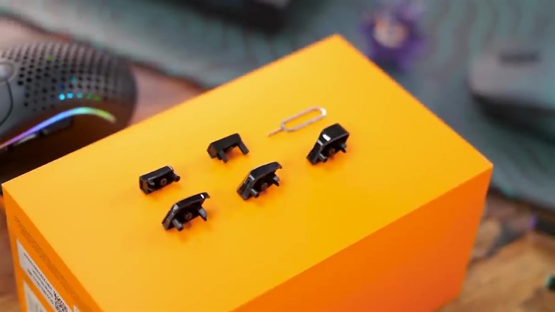 Model I 2 Wireless được trang bị chín nút có khả năng tuỳ chỉnh chức năng.