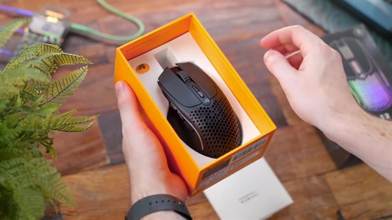 Bên trong hộp lại có phong cách đóng hộp thanh lịch hơn với tone màu cam trắng chủ đạo, đây cũng chính là màu logo của thương hiệu.