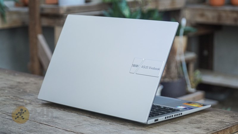 ASUS VivoBook 15 OLED L1202W mỏng nhẹ với các góc và các cạnh được thiết kế vuông vức.