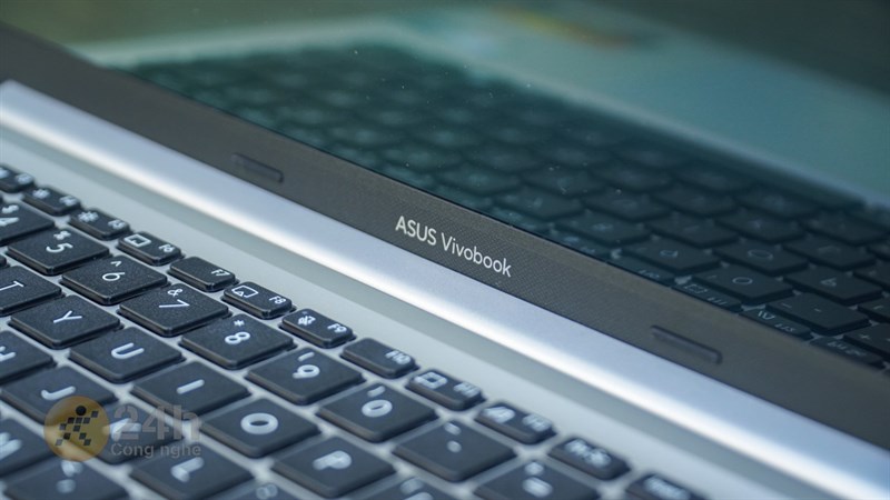 Các phím bấm cũng được phủ nhám và trang bị công nghệ kháng khuẩn độc quyền của ASUS.