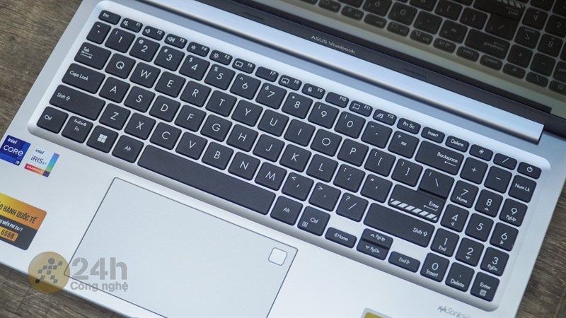 ASUS VivoBook 15 OLED L1202W sở hữu hệ thống bàn phím Full Sze rộng rãi có bao gồm cụm phím số tiện dụng.