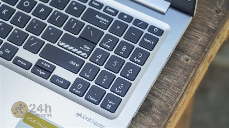 ASUS VivoBook 15 OLED L1202W mang lại trải nghiệm đánh máy tốt.