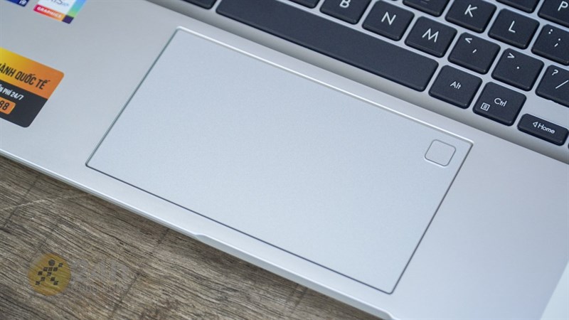 Bàn rê chuột của ASUS VivoBook 15 OLED L1202W có độ nhạy cao.