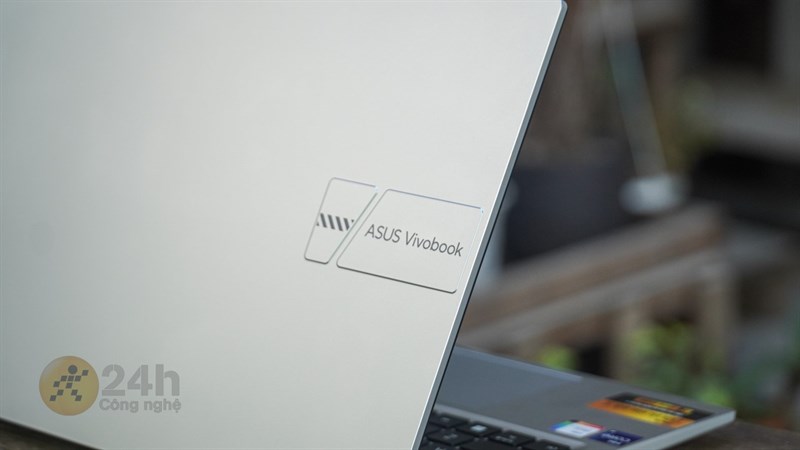 Mặt trước của ASUS VivoBook 15 OLED L1202W có thiết kế tối giản.