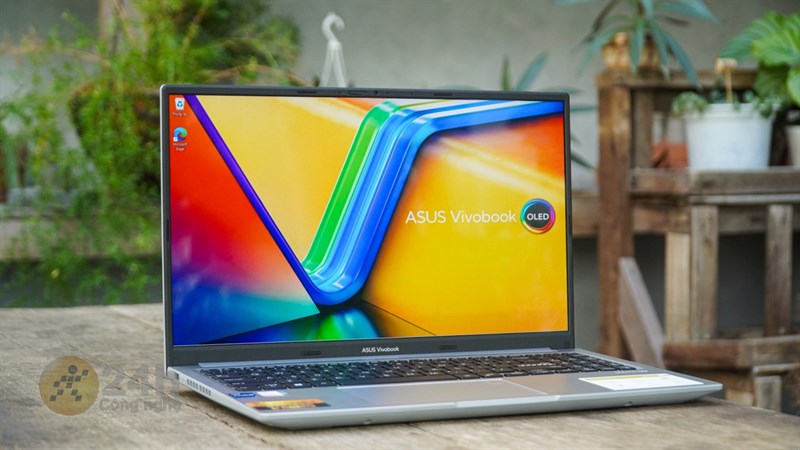 ASUS VivoBook 15 OLED L1202W được trang bị màn hình kích thước 15.6 inch độ phân giải Full HD (1920 x 1080 pixels).