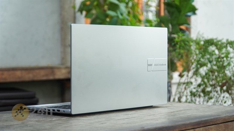 Phong cách thiết kế của ASUS VivoBook 15 OLED L1202W thực sự mang lại sự linh hoạt và đa dạng trong việc tiếp cận các đối tượng khách hàng.