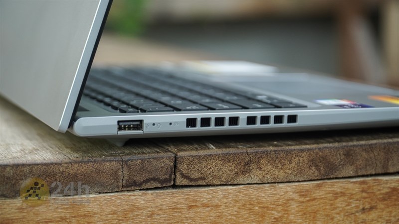 Cạnh trái của ASUS VivoBook 15 OLED L1202W.