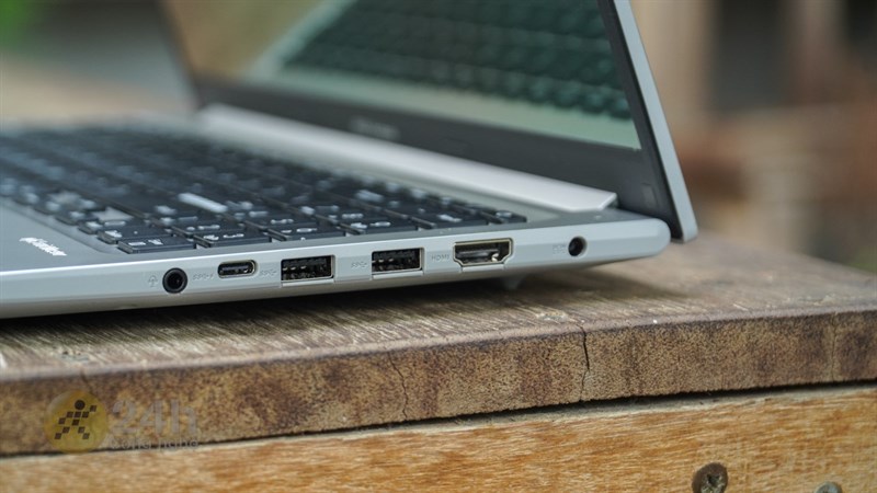 Cạnh phải của ASUS VivoBook 15 OLED L1202W.