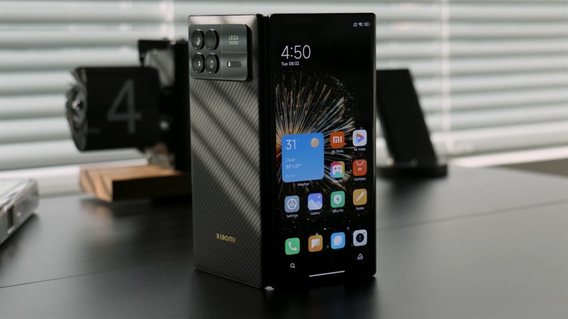 Phần bản lề của Xiaomi MIX Fold 3 được cải tiến giúp gập mở linh hoạt hơn