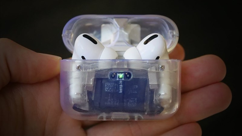 Thánh độ cổng sạc cho iPhone đã quay lại với AirPods Pro trong suốt cực đẹp