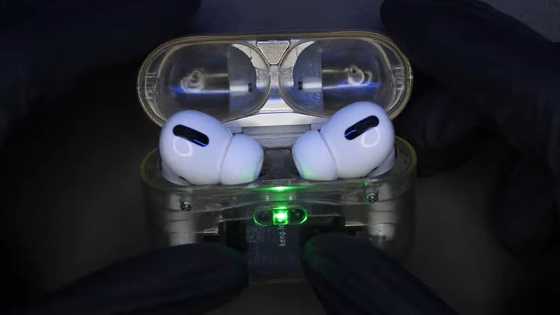 AirPods Pro với vỏ trong suốt