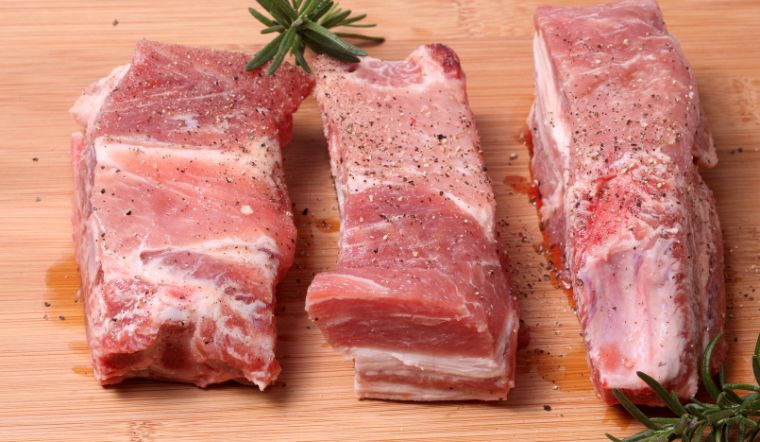 Giá thịt heo hôm nay 26/08/2023: Ba rọi nhập khẩu 55.000 đồng/khay