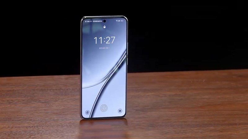 realme GT5 được trang bị màn hình kiểu đục lỗ cùng cảm biến vân tay xịn sò