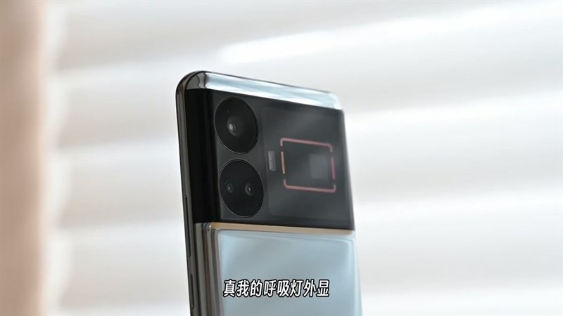 realme GT5 được trang bị ba camera với ống kính chính có độ phân giải 50 MP