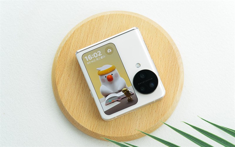 OPPO Find N3 Flip vẫn sở hữu phong cách thiết kế tương tự thế hệ tiền nhiệm