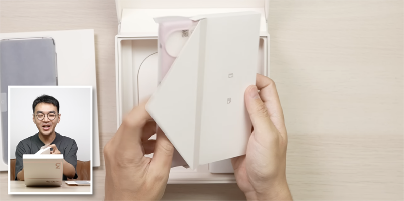 Ốp lưng của OPPO Find N3 Flip cùng sách hướng dẫn sử dụng được đặt trong một hộp nhỏ. Nguồn: 钟文泽.