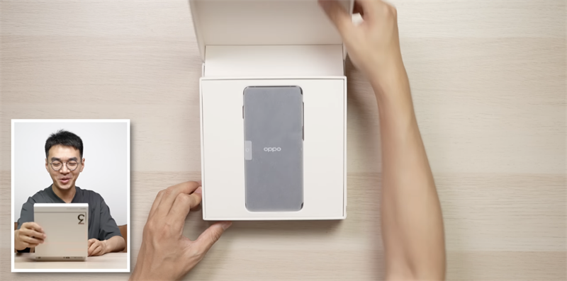 Ngay khi mở hộp, chúng ta sẽ thấy được OPPO Find N3 Flip. Nguồn: 钟文泽.