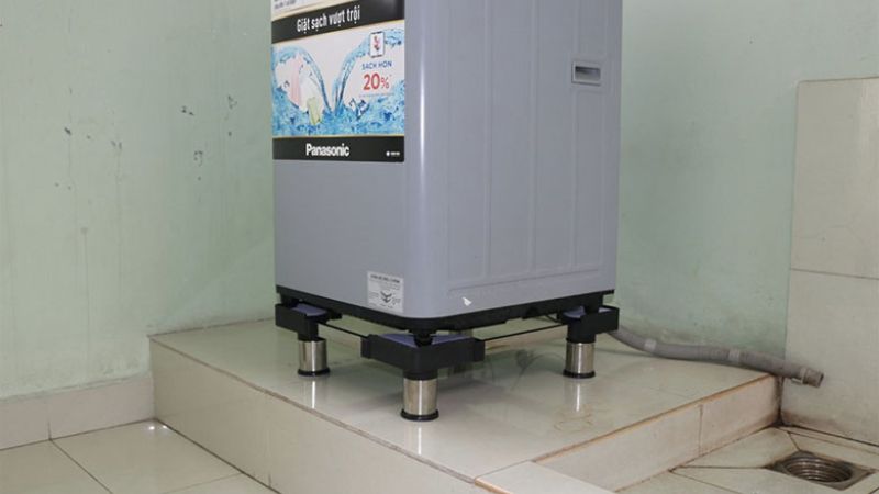 Refrigerator and Device Support Stand