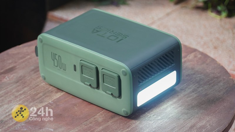 Baseus ioTa BPE45A còn có thêm đèn led giúp chiếu sáng cho những buổi cắm trại và cúp điện