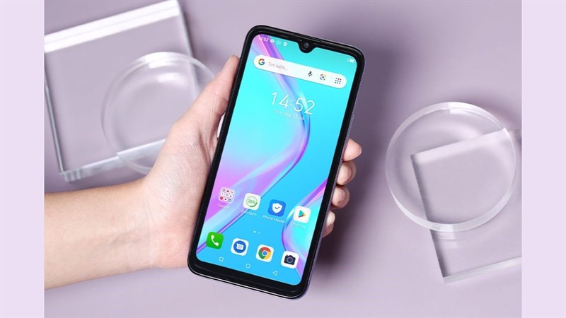 Itel L6006 được thiết kế gọn nhẹ cùng với các góc bo tròn giúp trẻ cầm nắm thoải mái Itel L6006 được thiết kế gọn nhẹ cùng với các góc bo tròn giúp trẻ cầm nắm thoải mái