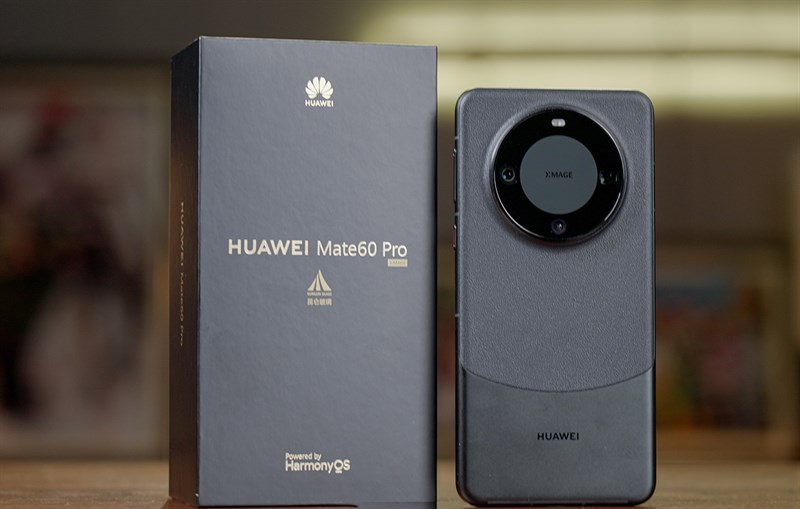 Hộp đựng của Huawei Mate 60 Pro vẫn được thiết kế theo phong cách quen thuộc