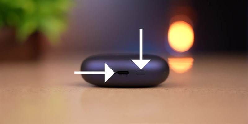 Cạnh dưới của hộp sạc sẽ chứa cổng USB - C và nút kết nối. 