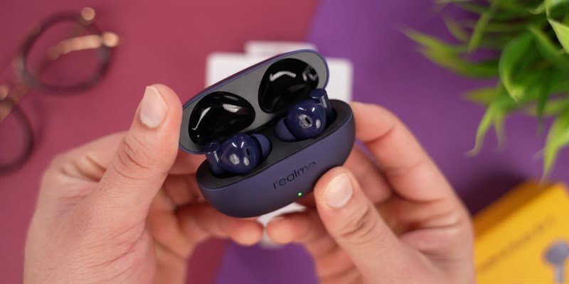 realme Bud Air 5 sử dụng cơ chế mở nắp hộp sạc quen thuộc với phần bản lề chắc chắn và mượt mà.