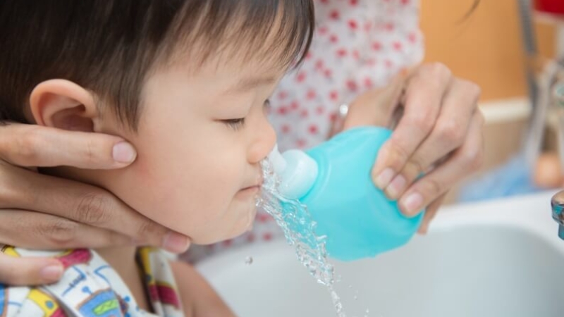 Không thường xuyên vệ sinh hoặc vệ sinh tai mũi họng ở trẻ không đúng cách