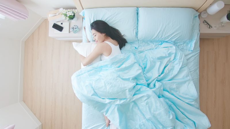 3 mẹo bổ ích khi ngủ giúp giảm nếp nhăn trên ngực