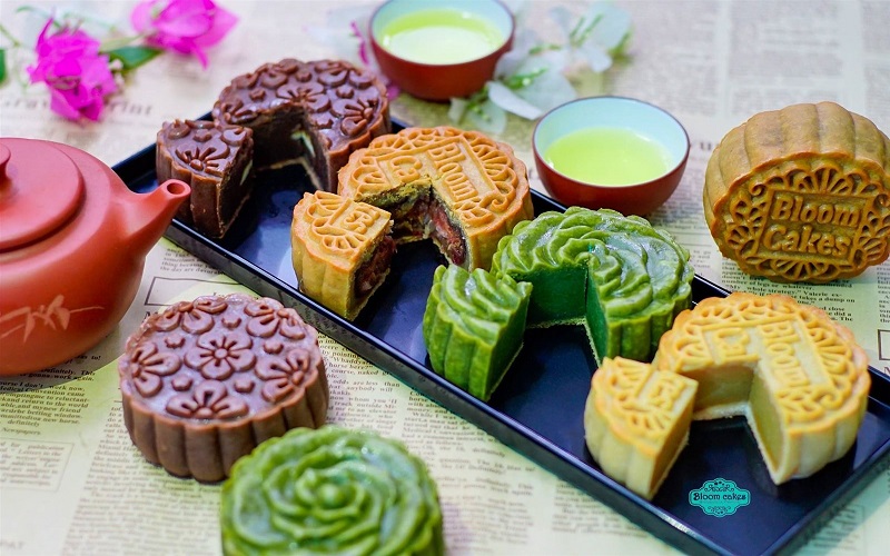 Choosing mooncakes and the ingredients in mooncakes