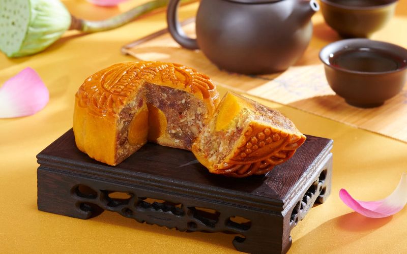 Eating mooncakes with peppermint tea or green tea