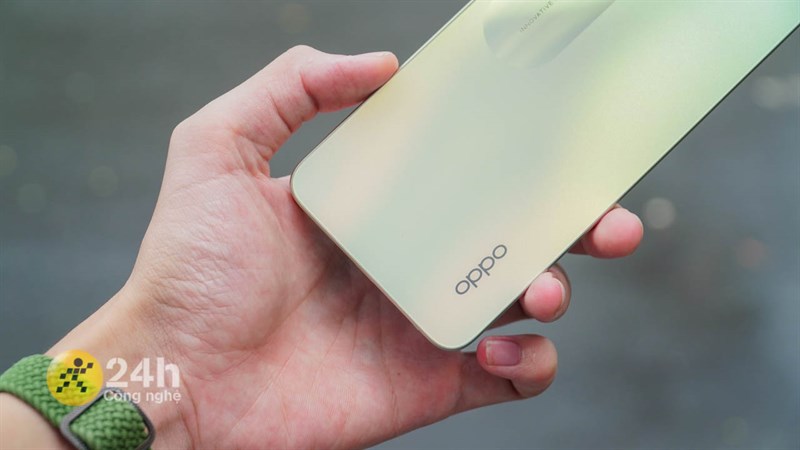 Ở góc dưới bên phải mặt lưng của OPPO A38 là logo OPPO. Ở góc dưới bên phải mặt lưng của OPPO A38 là logo OPPO.