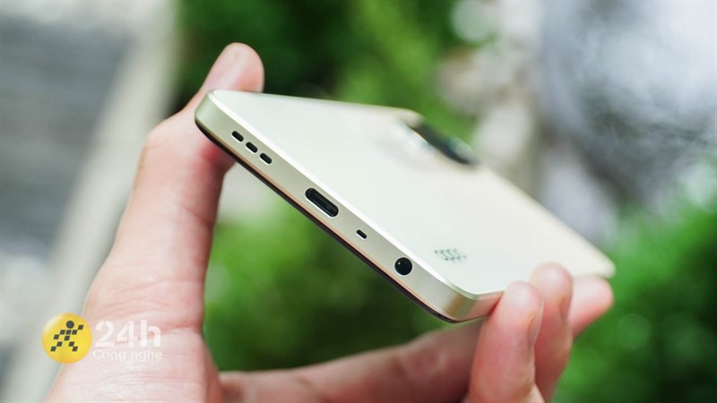 Ở cạnh dưới của OPPO A38, chúng ta sẽ thấy loa ngoài, cổng sạc USB-C, mic thoại và cổng âm thanh 3.5 mm. Ở cạnh dưới của OPPO A38, chúng ta sẽ thấy loa ngoài, cổng sạc USB-C, mic thoại và cổng âm thanh 3.5 mm.