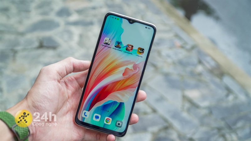Mình có thể cầm nắm và sử dụng OPPO A38 bằng một tay trong thời gian dài mà không cảm thấy mỏi tay. Mình có thể cầm nắm và sử dụng OPPO A38 bằng một tay trong thời gian dài mà không cảm thấy mỏi tay.