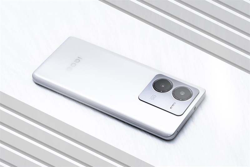 iQOO Z8 Series có thiết kế mỏng nhẹ và phần lưng được bo tròn