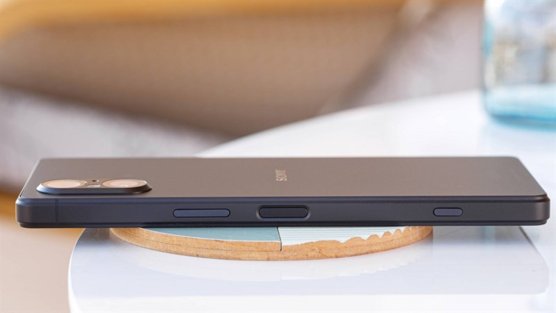 Cạnh phải của Xperia 5 V là nơi đặt cụm phím tăng/giảm âm lượng, phím nguồn (có cảm biến vân tay) và phím vật lý chụp hình. Nguồn: GSMArena.