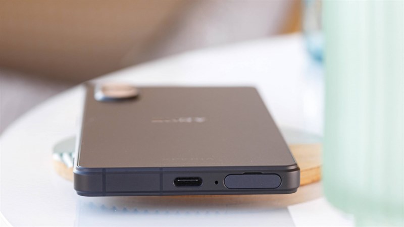 Cạnh dưới của thiết bị là nơi đặt cổng sạc USB-C, mic thoại và khay đựng SIM. Nguồn: GSMArena.